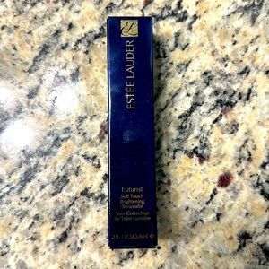 Estée Lauder - shade 1N - Futurist
Soft Touch Brightening Skincealer Concealer